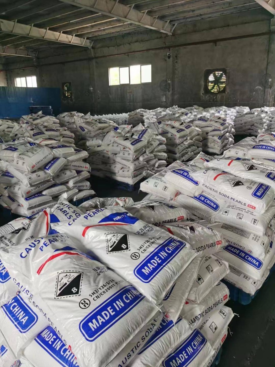 NaOH caustic soda pearls made in China ready for export - CAMACHEM