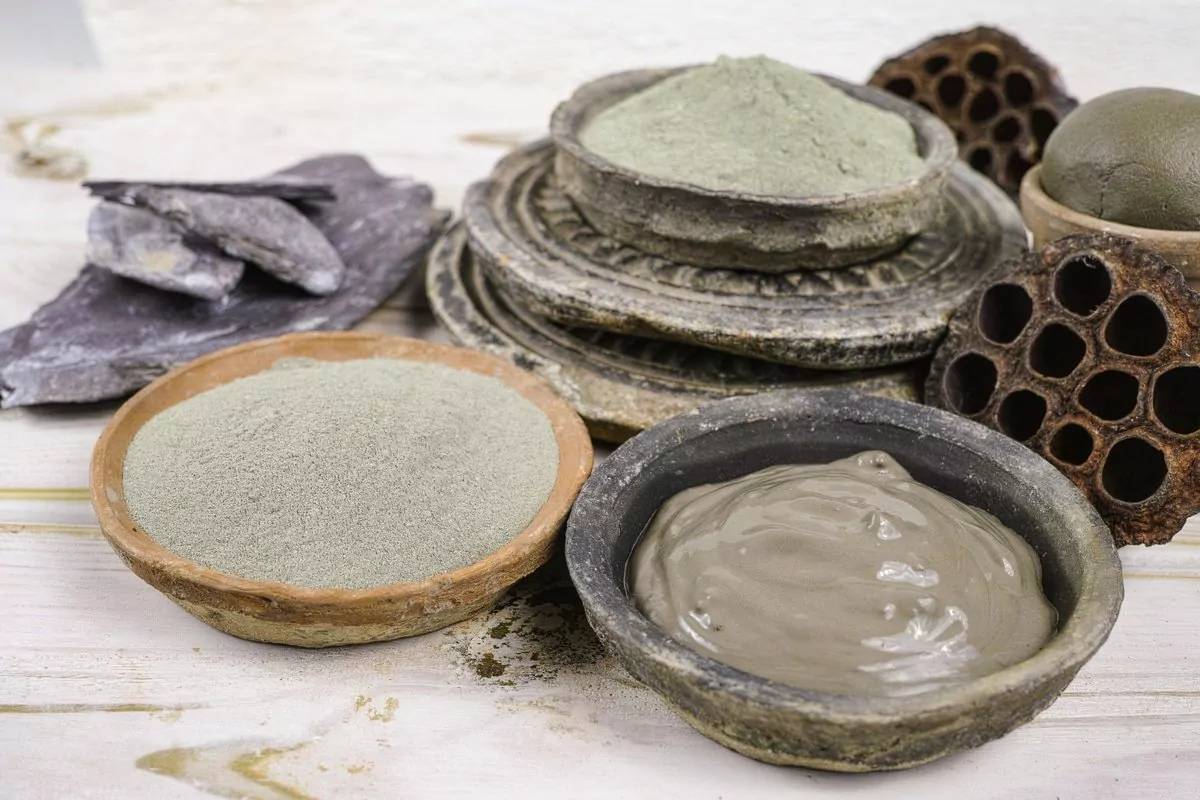 Caolin powder in bowls