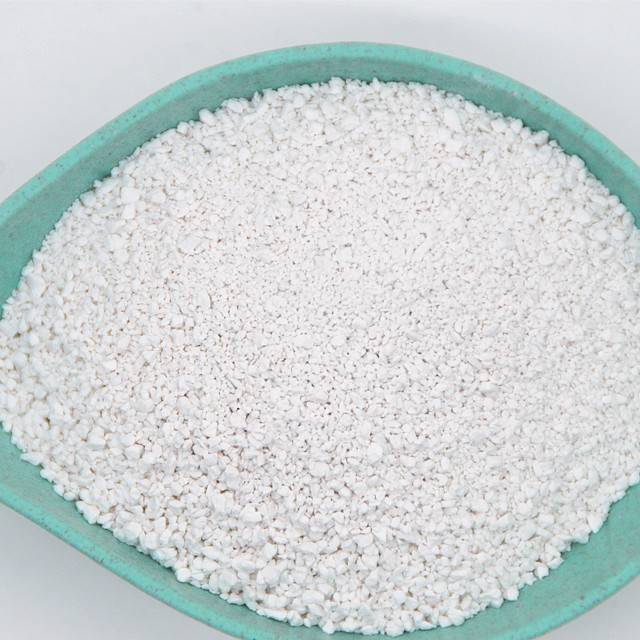 Grains of calcium hypochlorite 